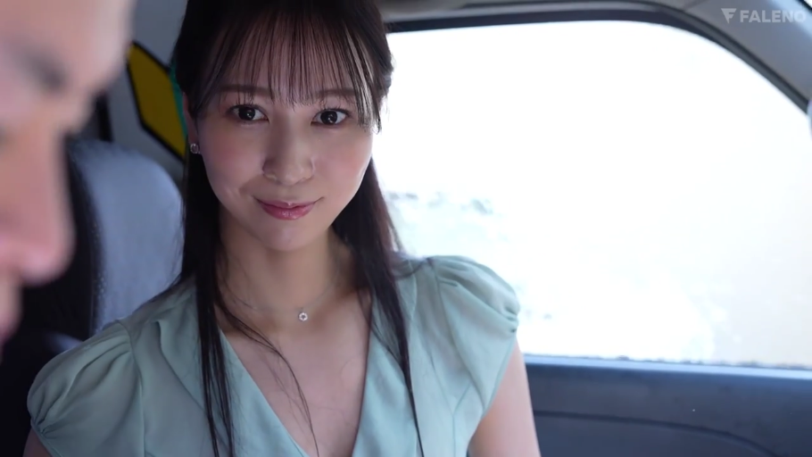 室内 · 女性 · 陶醉 · 仰卧 · 裸体 · 亲吻 · 靠垫 · 腋下