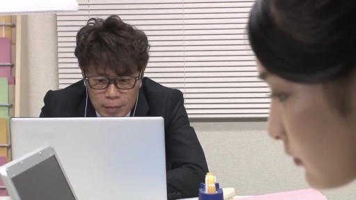 坐姿 · 专注 · 办公室 · 中景 · 笔记本电脑 · 办公 · 西装 · 职场