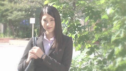 站立 · 微笑 · 半身 · 职业装 · 手提包 · 户外 · 注视镜头 · 淑女