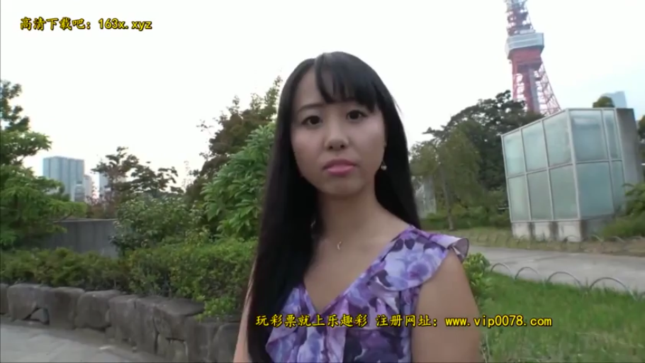 脸部特写 · 正面站立 · 凝视镜头 · 户外公园 · 东京塔背景 · 表情平静 · 紫色碎花上衣