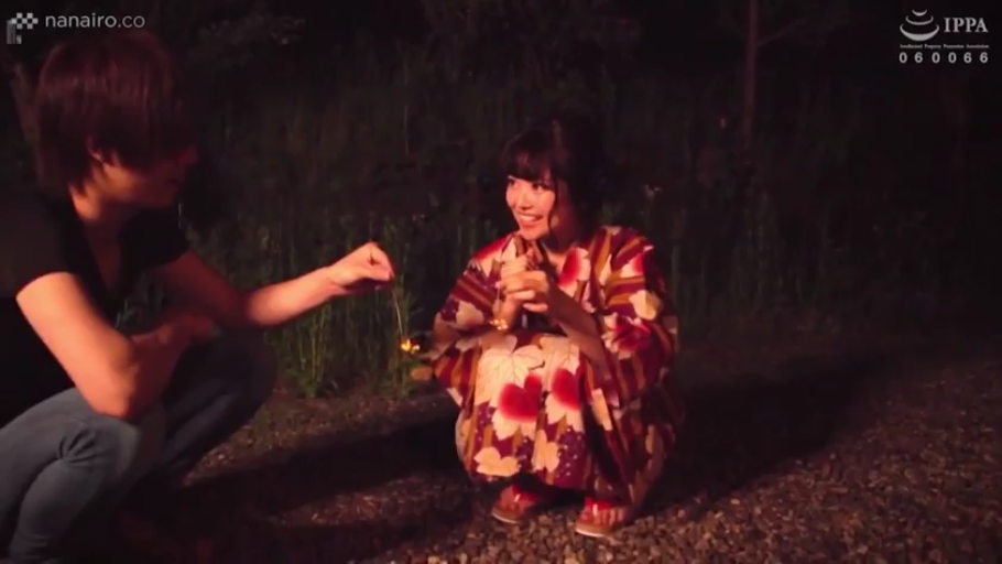 蹲姿 · 中景 · 微笑 · 情侣 · 浴衣 · 户外夜晚 · 玩烟花 · 仙女棒