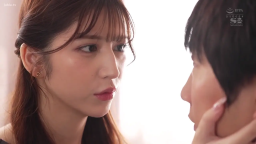 室内 · 顔部のクローズアップ · 対面 · 黑色上衣 · 抚摸脸颊