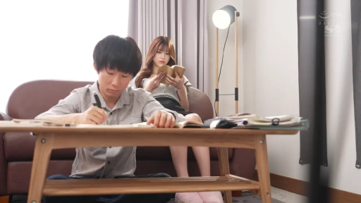 坐姿 · 专注 · 中景 · 长裤 · 笔 · 客厅 · 写字 · 居家生活