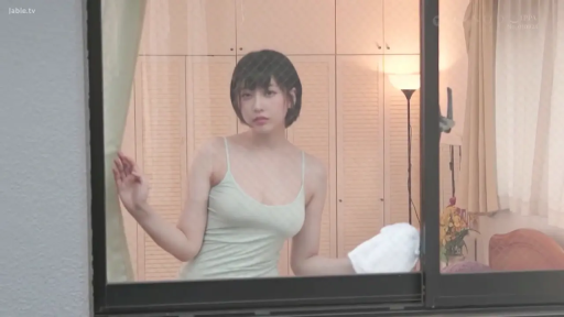 站立 · 半身 · 妩媚 · 吊带背心 · 窗边 · 擦玻璃