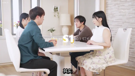 坐姿 · 交谈 · 中景 · 餐厅 · 惊讶 · 无袖高领