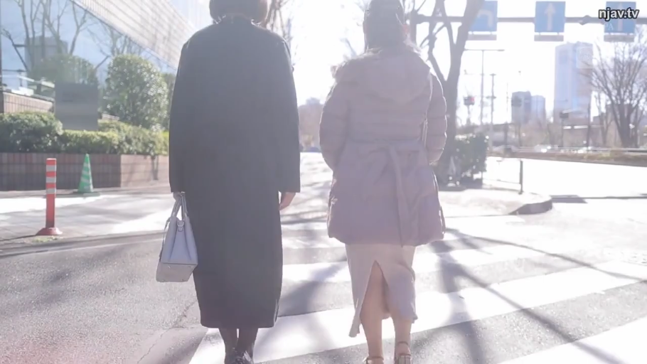 室内 · 全裸 · 微笑 · 床 · 打码 · 中近景 · 跨坐 · 手淫
