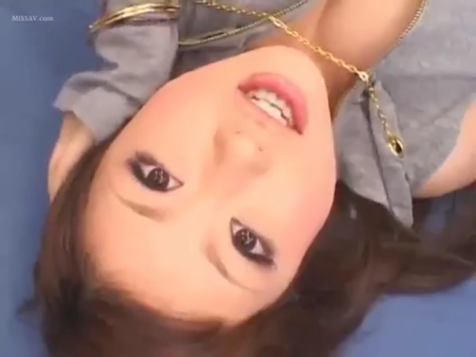 迷离 · 床上 · 多人 · M字开腿 · 条纹背心 · 下体特写 · 指认