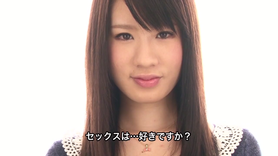 面部特写 · 注视镜头 · 摄影棚 · 日文字幕 · 自然微笑 · 正面姿态 · 蕾丝领针织衫