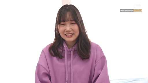 室内 · 俯身 · 脸部特写 · 口交 · 微笑 · 多人 · 白色运动服