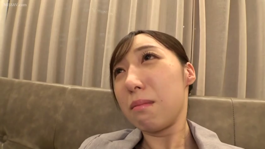 坐姿 · 投入 · 粉色内裤 · 办公室 · 私处特写 · 自慰 · 电脑