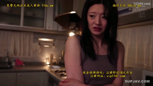 难过 · 脸部 · 灰色背心 · 昏暗灯光 · 厨房 · 厨具 · 侧头 · 站立抱臂