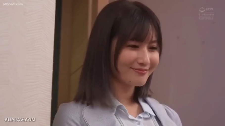 站立 · 蓝色职业西装 · 顔のクローズアップ · 对视 · 室内廊下 · 職場OL · 含蓄微笑