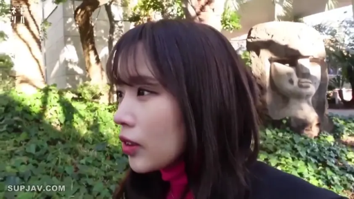 站立 · 平静 · 面部特写 · 注视 · 红色高领毛衣 · 街拍 · 户外公园 · 石像