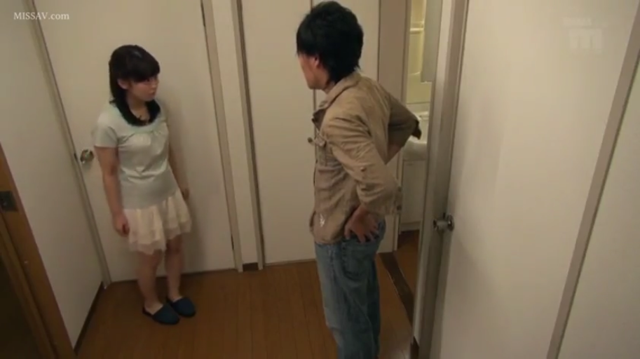 校服 · 站立 · 微笑 · 电车 · 裙底特写 · 痴汉行为 · 扶手吊环 · 系列拼接