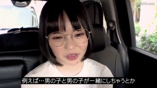 坐姿 · 交谈 · 脸部 · 白色上衣 · 眼镜 · 字幕 · 车内 · 说话