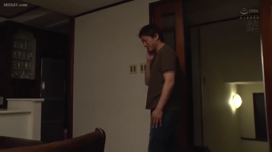 室内 · 站立 · 微笑 · 居家 · 手机 · 打电话 · 短袖T恤