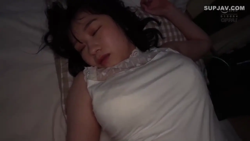 橙色短裙 · 闭眼 · 仰卧 · 卧室床上 · 昏睡