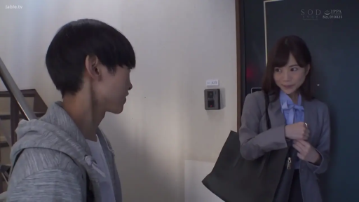 交谈 · 蓝色衬衫 · 站姿 · 微笑 · 半身 · 剧情 · 门口走廊 · 门铃