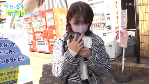 站立 · 自然 · 否 · 看手机 · 口罩 · 街头 · 自动贩卖机 · 格子大衣