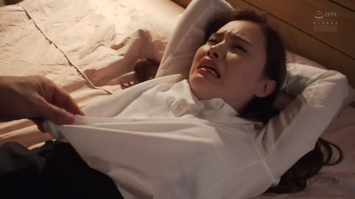 卧室 · 白色衬衫 · 仰卧 · 面部特写 · 强迫行为 · AV剧照 · 痛苦表情