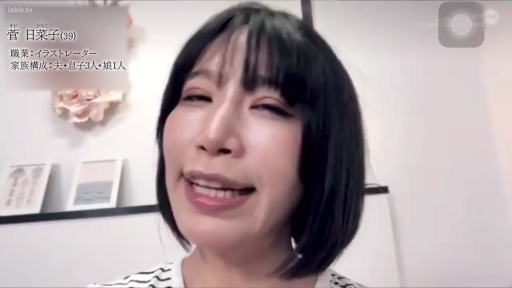 室内 · 微笑 · 面部特写 · 说话 · 条纹上衣 · 正对镜头 · 成熟女性