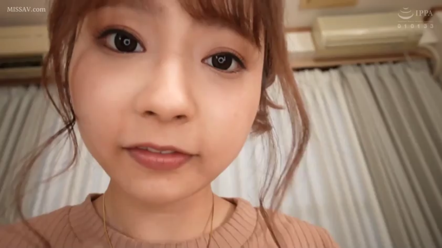 室内 · 俯身 · 脸部特写 · 平静 · 对视 · 针织衫