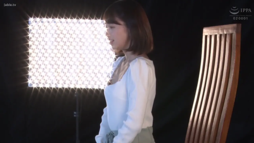 摄影棚 · 站立姿势 · 绿色下装 · 补光灯 · 侧颜特写 · 自然表情 · 说话行为 · 非色情画面