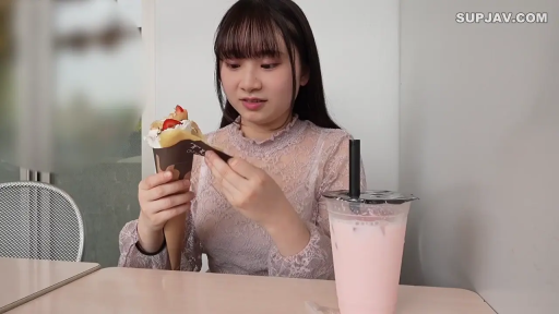 坐姿 · 自然 · 半身 · 進食 · 室内餐厅 · 可丽饼 · 黑发齐刘海 · 蕾丝长袖