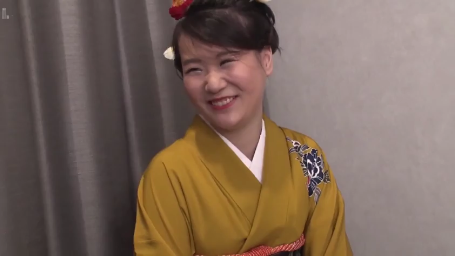 护士服 · 站立 · 平静 · 半身 · 注视 · 户外 · 饮料罐 · 铁丝网