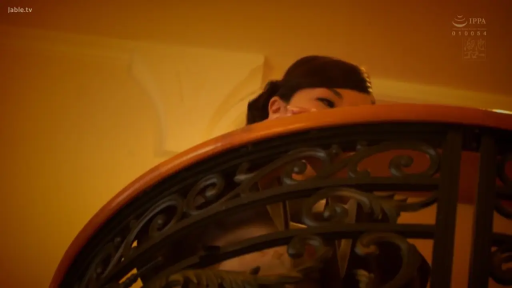 平静 · 楼梯间 · 面部特写 · 观察 · 仰拍视角 · 正装 · 俯身窥视 · 金属围栏