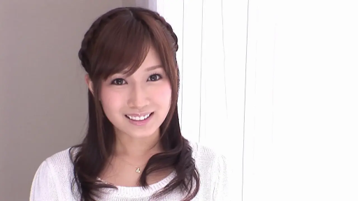 室内 · 坐姿 · 脸部特写 · 微笑 · 项链 · 白色针织衫 · 面对镜头交流 · 日常人物