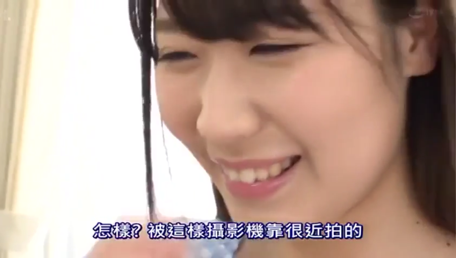 室内 · 低头 · 脸部特写 · 浅色上衣