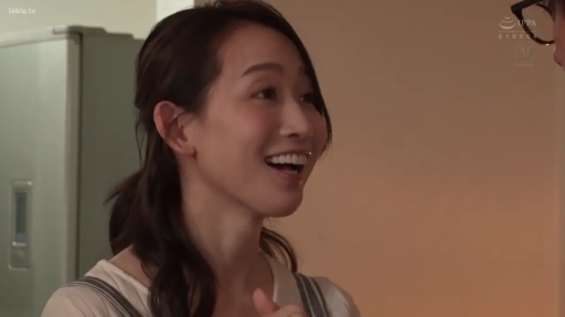 交谈 · 字幕 · 面部特写 · 厨房 · 惊讶 · 围裙 · 侧头 · 冰箱