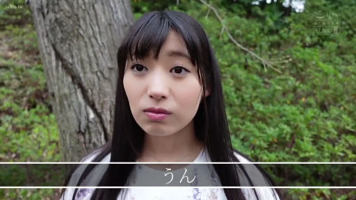 脸部特写 · 注视 · 树木 · 站立姿势 · 白色碎花上衣 · 户外拍摄 · 野外森林 · 清纯自然