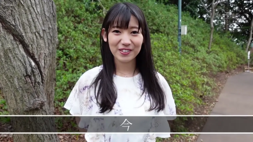 Smile · Half-body close-up · Stand facing front · 户外公园 · 白色碎花上衣 · 正在交谈