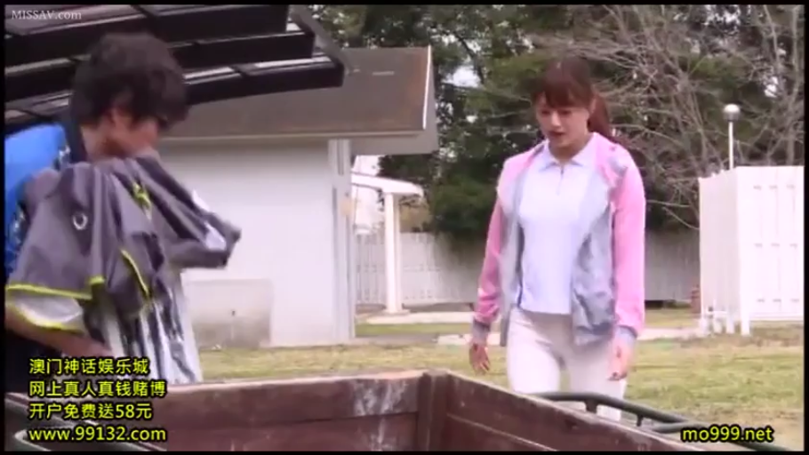 站立 · 自然 · 观察 · 户外 · 网页水印 · 运动服 · 木制容器