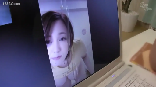 室内 · 身をかがめる · 顔部のクローズアップ · 平静 · 笔记本电脑 · 黄色T恤 · JAV · 屏幕射精