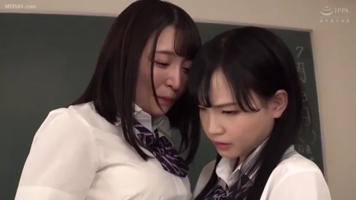 校服 · 教室 · 站立 · 特写 · 亲密 · 黑板 · 悲伤 · 成人