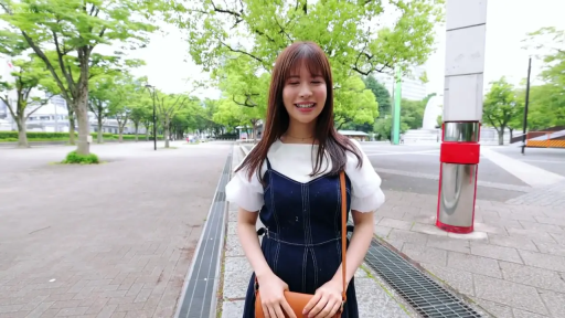 Stand · Medium shot · Smile · 背带裙 · Outdoor · Park · One-shoulder bag · Outgoing