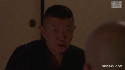 室內 · 坐姿 · 嚴肅 · 脸部 · 对话 · 中年男性 · 黑色衣服