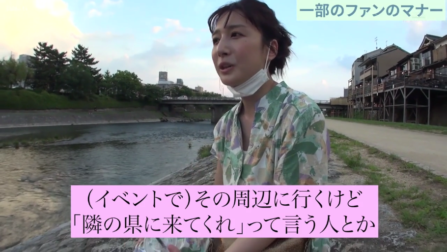 坐姿 · 交谈 · 自然 · 头部特写 · 口罩 · 户外河边 · 综艺截图 · 碎花短袖衬衫