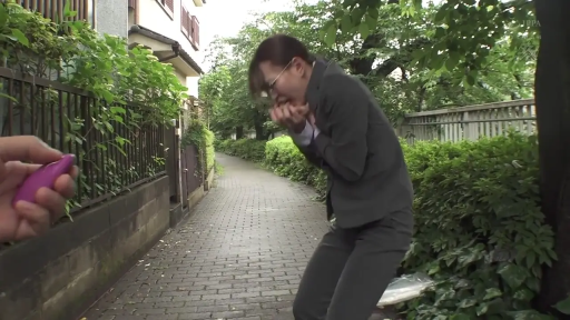 全身 · 弯腰 · 忍耐 · 痛苦 · 户外 · 西装 · 野外 · 遥控器