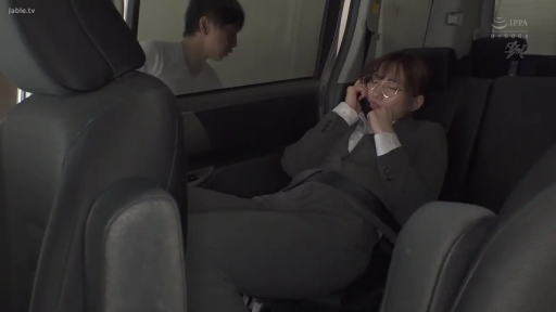 中景 · 手机 · 车内 · 惊恐 · 掩面哭泣 · 蜷缩坐姿 · 强制剧情 · 职业西装配眼镜