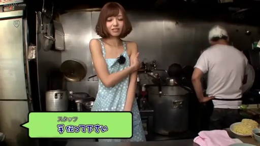 站姿 · 微笑 · キッチン · 録影 · 厨具 · 波点裙 · 厨娘