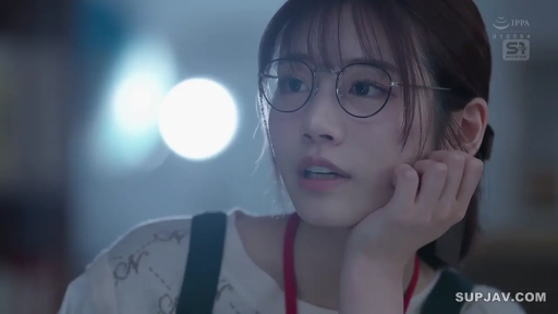 室内 · 眼镜 · 脸部特写 · 平静 · 注视 · 清纯 · 休闲服 · 正脸