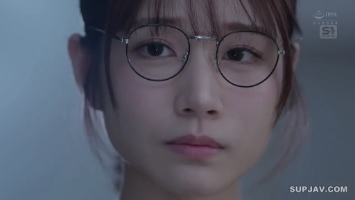 室内 · 眼镜 · 眼镜 · 面部特写 · 静态 · 眼神凝视 · 忧郁含泪 · 情绪特写