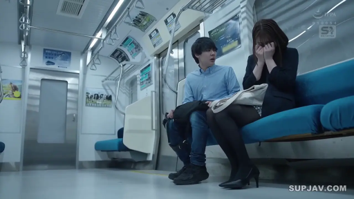 坐姿 · 全身 · 悲伤 · 黑色西装 · 扶手 · 地铁车厢 · 公共交通 · 掩面