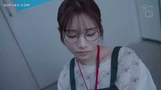 室内 · 脸部 · 低头 · 眼镜 · 毛衣 · 文静 · 恬静