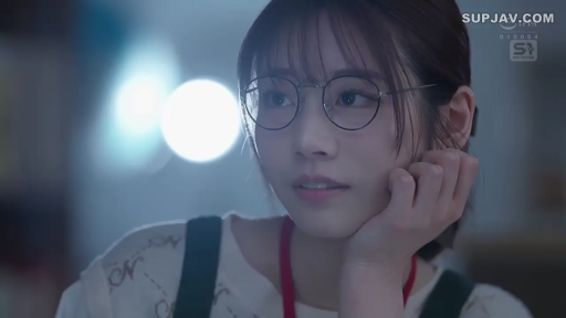 室内 · 面部 · 平静 · 注视 · 托腮 · 扎头发 · 印花上衣 · 圆框眼镜