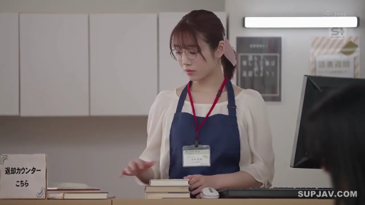 专注 · 站立 · 中景 · 书籍 · 职场 · 整理 · 围裙 · 图书馆